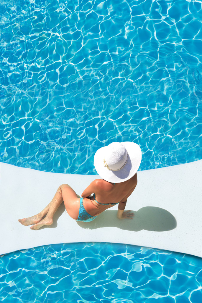 hermosa mujer esbelta deportiva bronceada relajándose en la piscina
  - Foto, Imagen