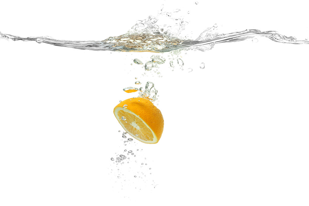 sitruuna putoaa veteen  - Valokuva, kuva