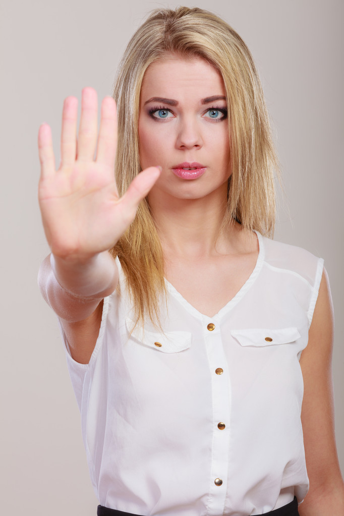  Lány mutatja stop kéz jel gesztus. - Fotó, kép