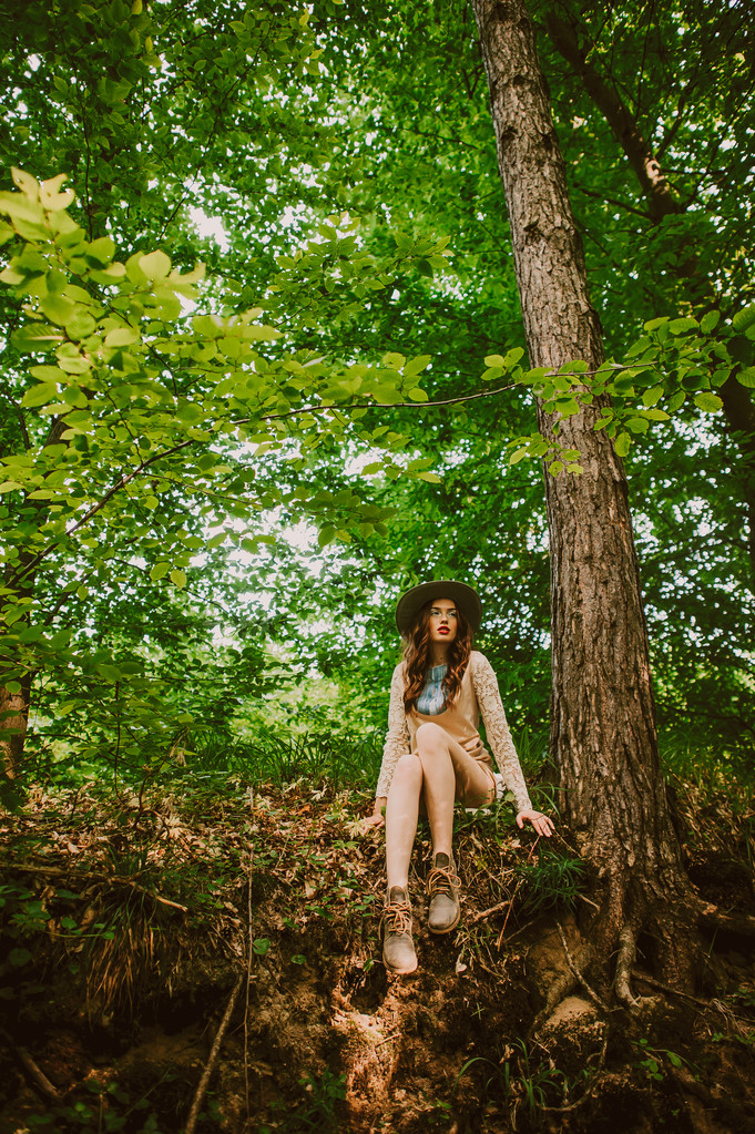 mooi meisje in bos - Foto, afbeelding