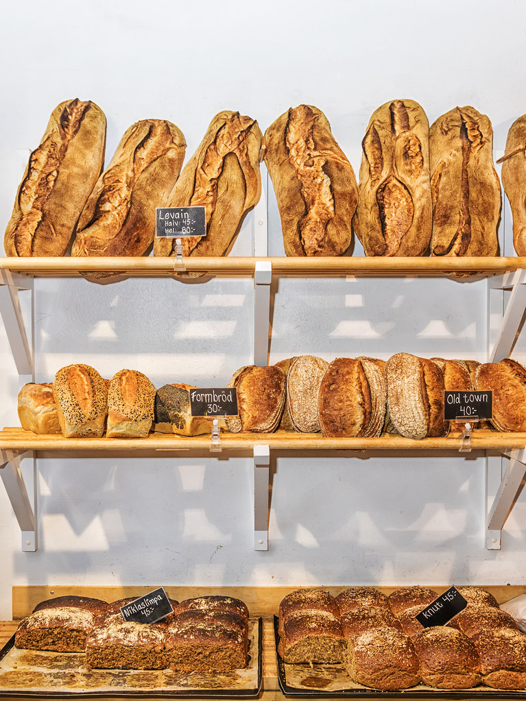 pan fresco en los estantes
 - Foto, imagen