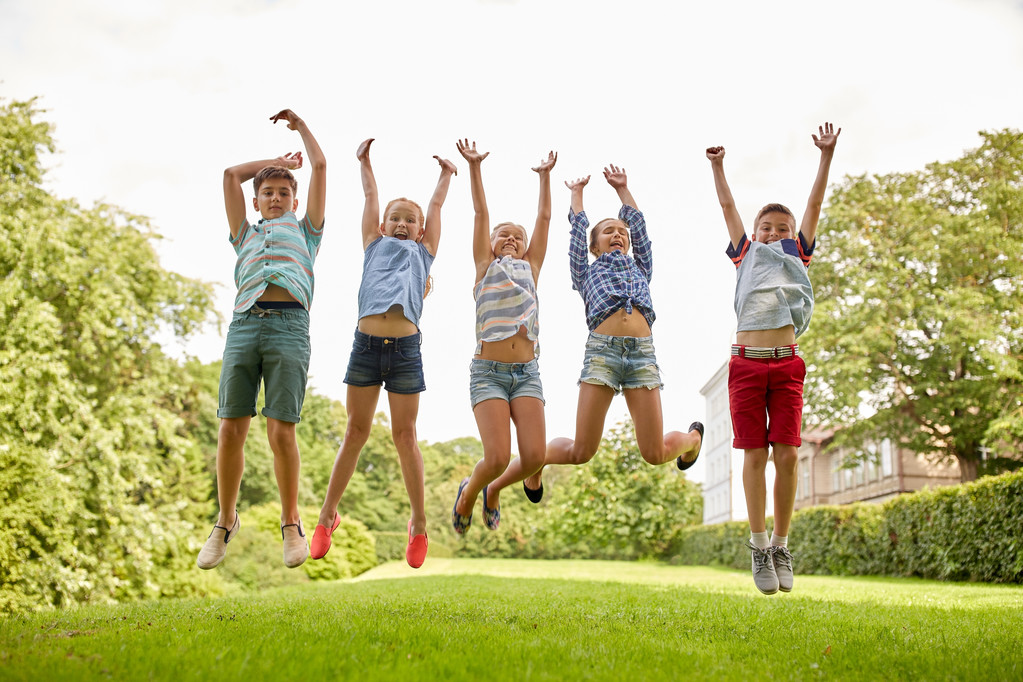 Ευτυχισμένα παιδιά άλμα και τη διασκέδαση στο καλοκαιρινό πάρκο - Φωτογραφία, εικόνα