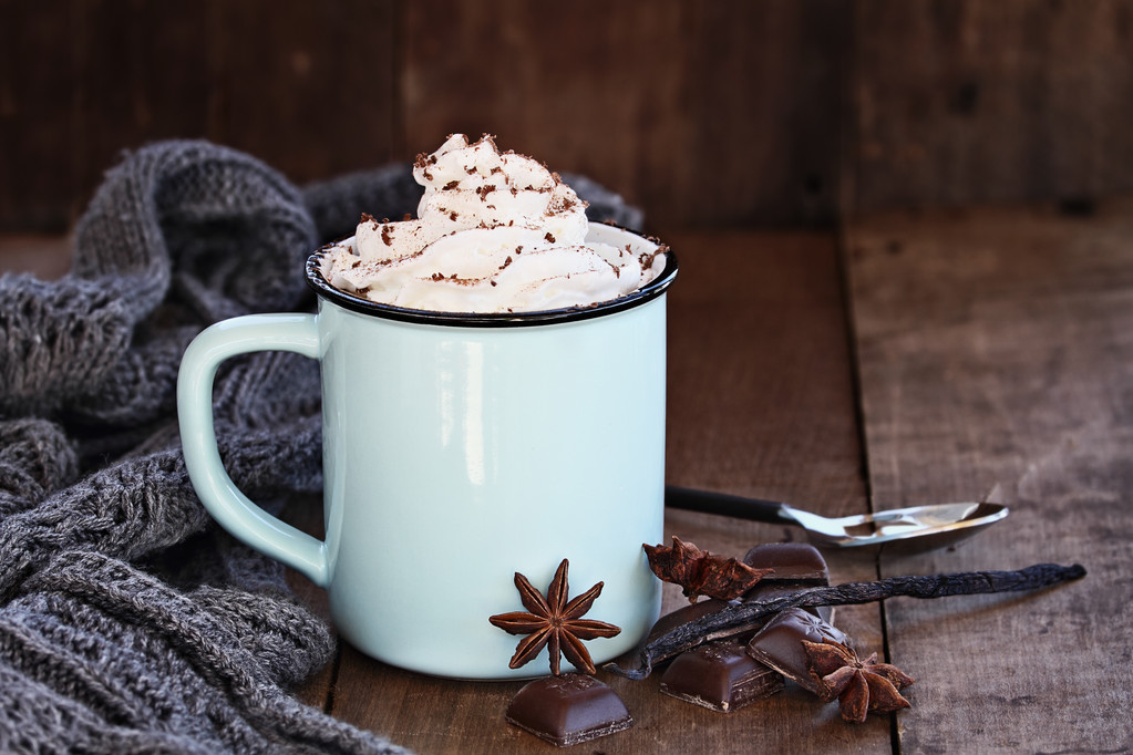 Cacao caldo o caffè con panna montata
 - Foto, immagini