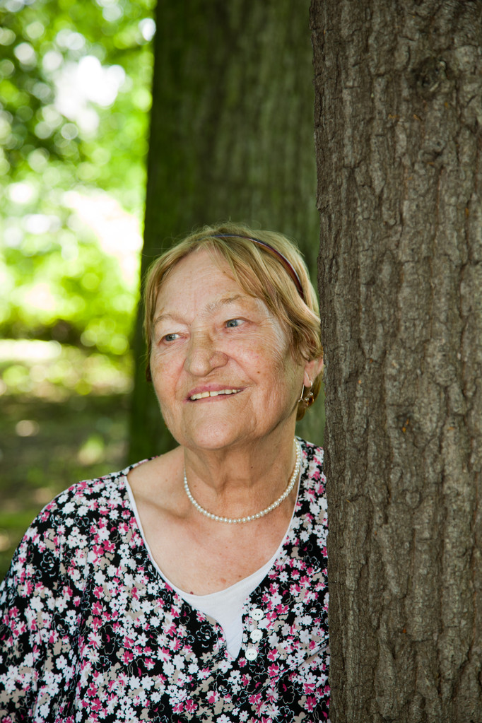 Glückliche Seniorin im Wald - Foto, Bild