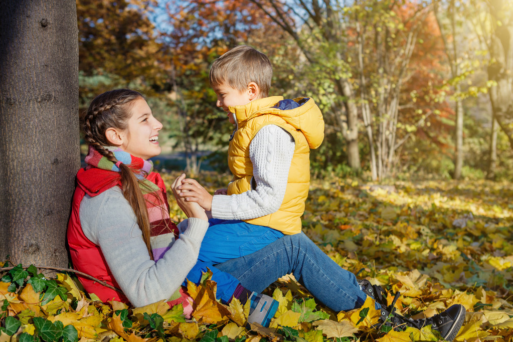 Lapset hauskaa syksyllä puistossa
 - Valokuva, kuva