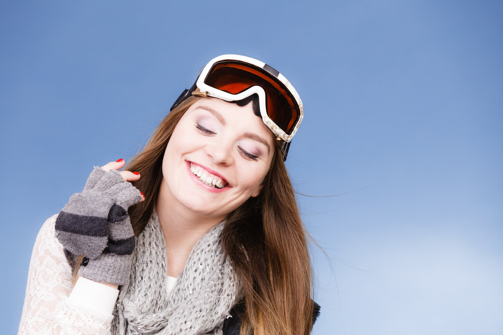 Hiihtäjä tyttö yllään lämpimät vaatteet ski googles muotokuva
.  - Valokuva, kuva
