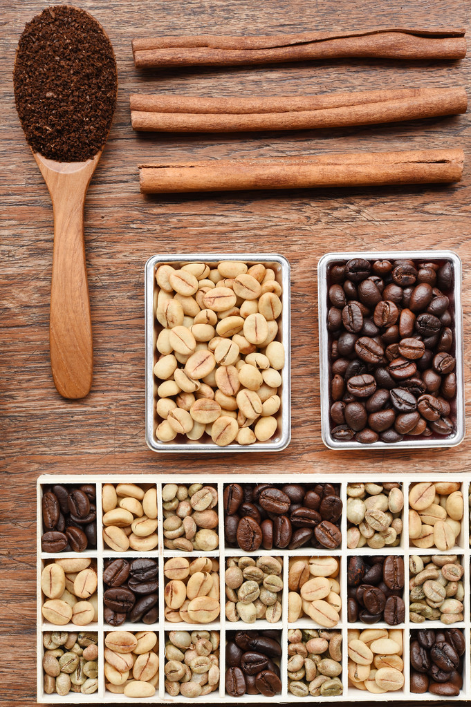 Ziarna kawy z mielonej kawy w drewnianą łyżką i cynamon  - Zdjęcie, obraz