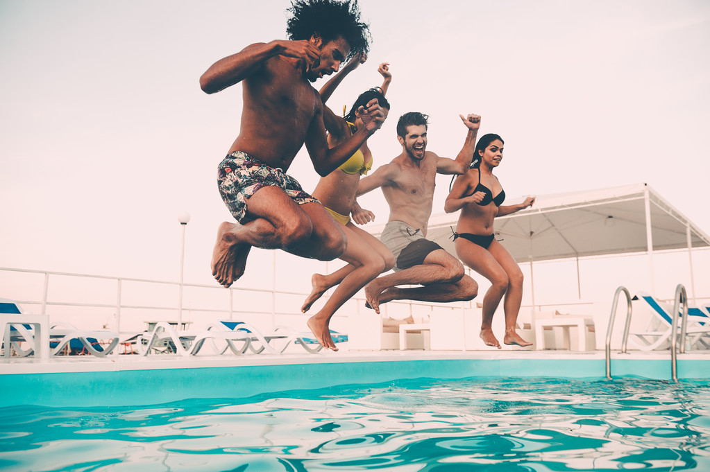 beste vrienden springen in het zwembad - Foto, afbeelding