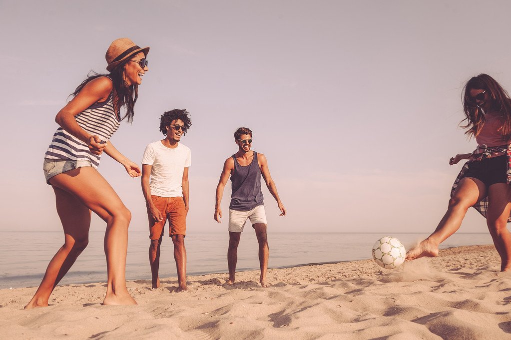 Лучшие друзья играют в пляжный футбол
 - Фото, изображение