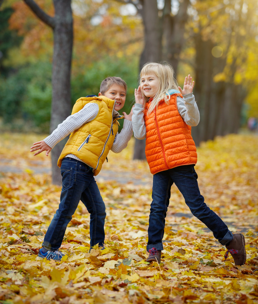 Niños felices en Autumn Park
 - Foto, imagen