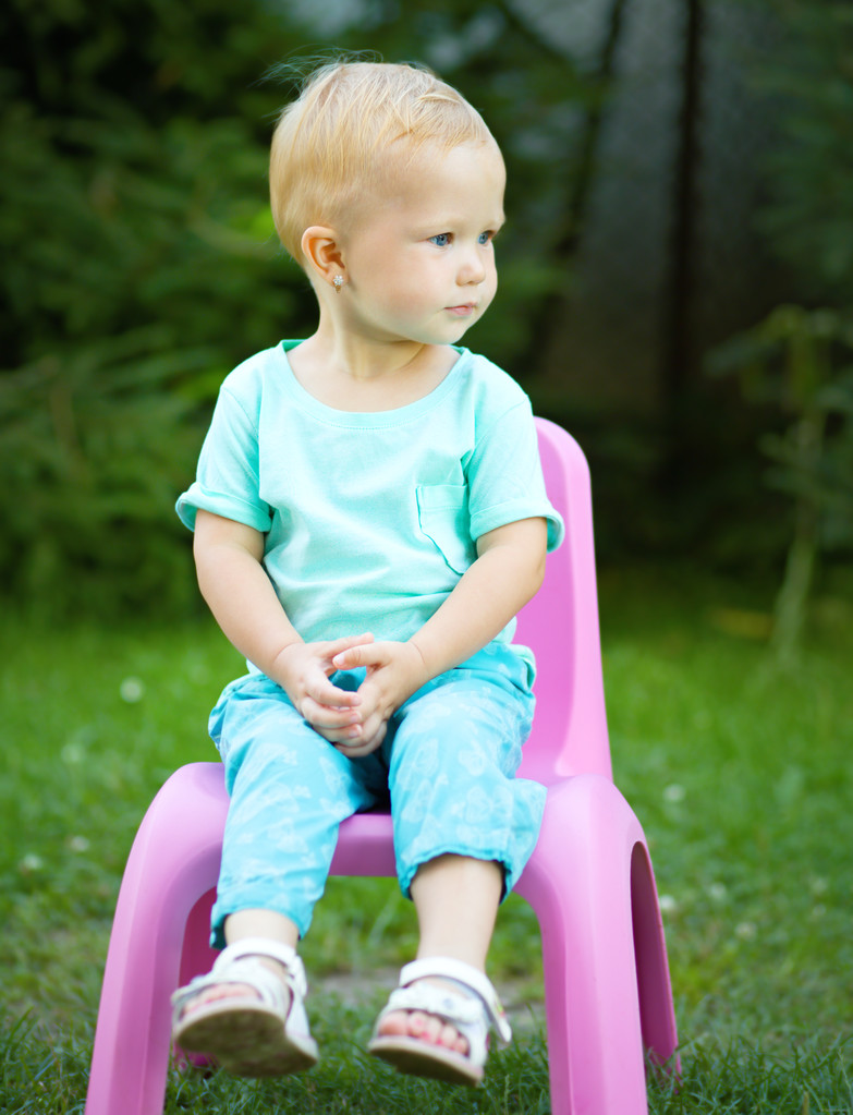 Retrato de uma criança na cadeira
 - Foto, Imagem