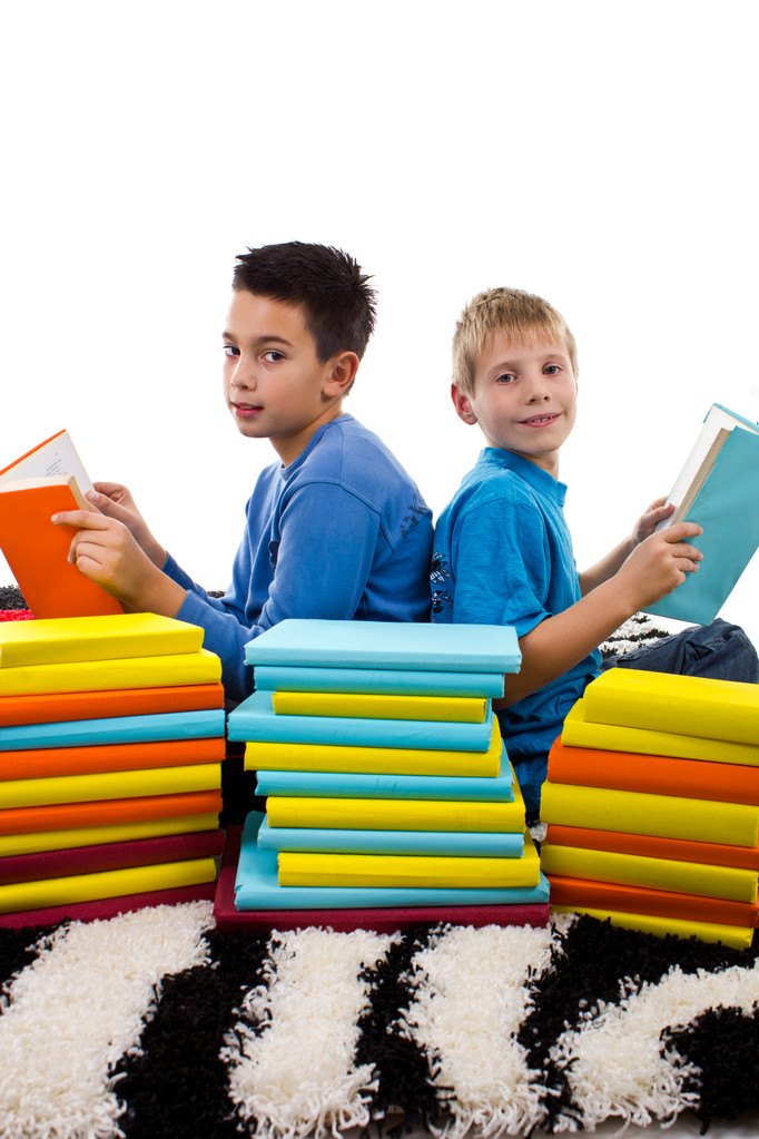 Deux jeunes garçons lisant un livre
 - Photo, image