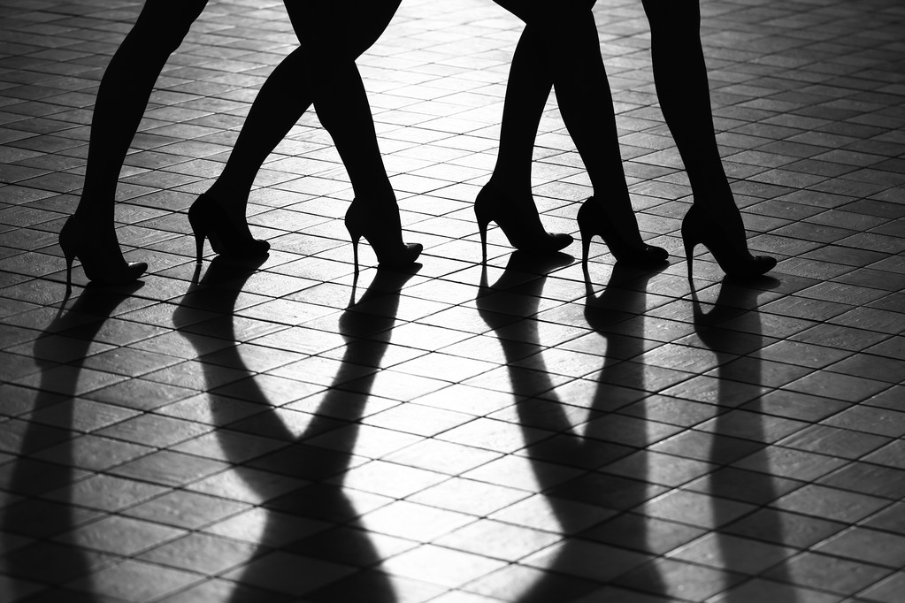жіночі ноги в модному взутті
 - Фото, зображення