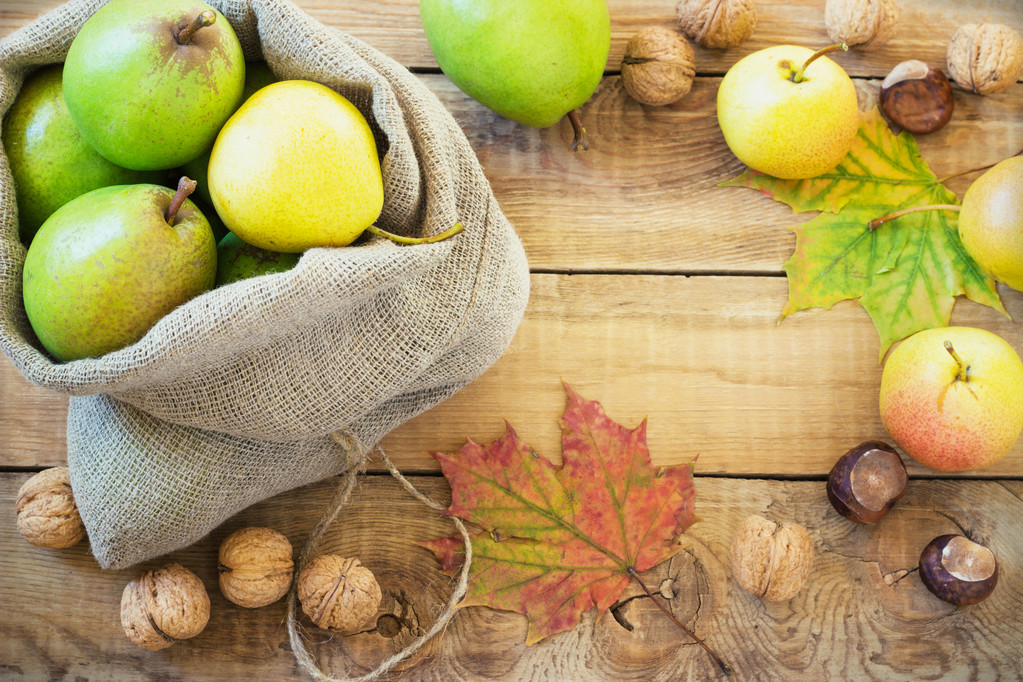 Осенний состав фруктов, орехов и специй - груши, грецкие орехи, кленовые листья
 - Фото, изображение