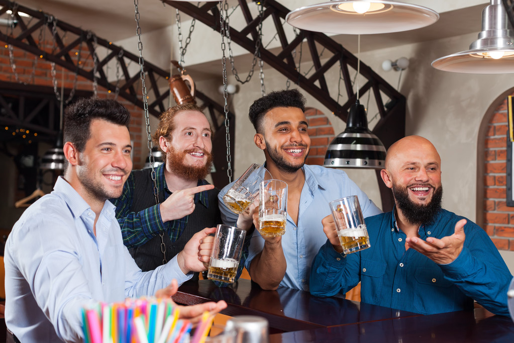 Grupo de hombres en el bar celebrar vasos de cerveza vacíos, De pie en el mostrador orden barman, Mix Race amigos alegres
 - Foto, Imagen