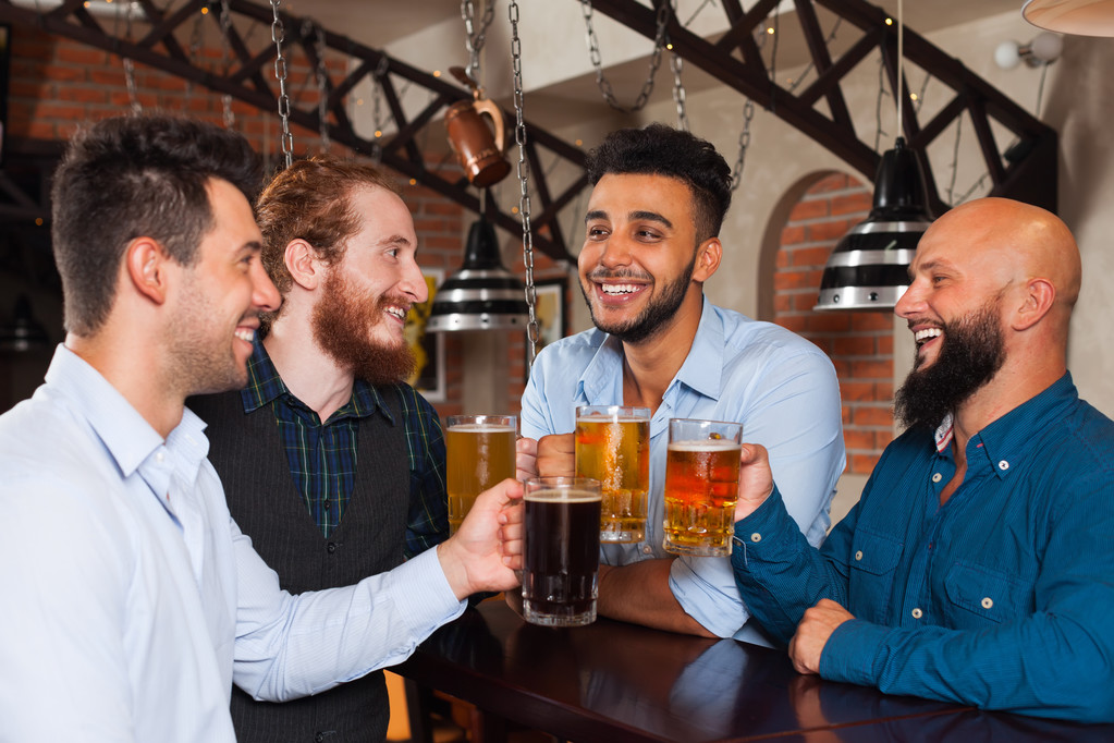 Man Group In Bar Clink Lunettes Toasting, Boire de la bière Tasses de prise, Mélanger la course joyeux amis portent des chemises
 - Photo, image