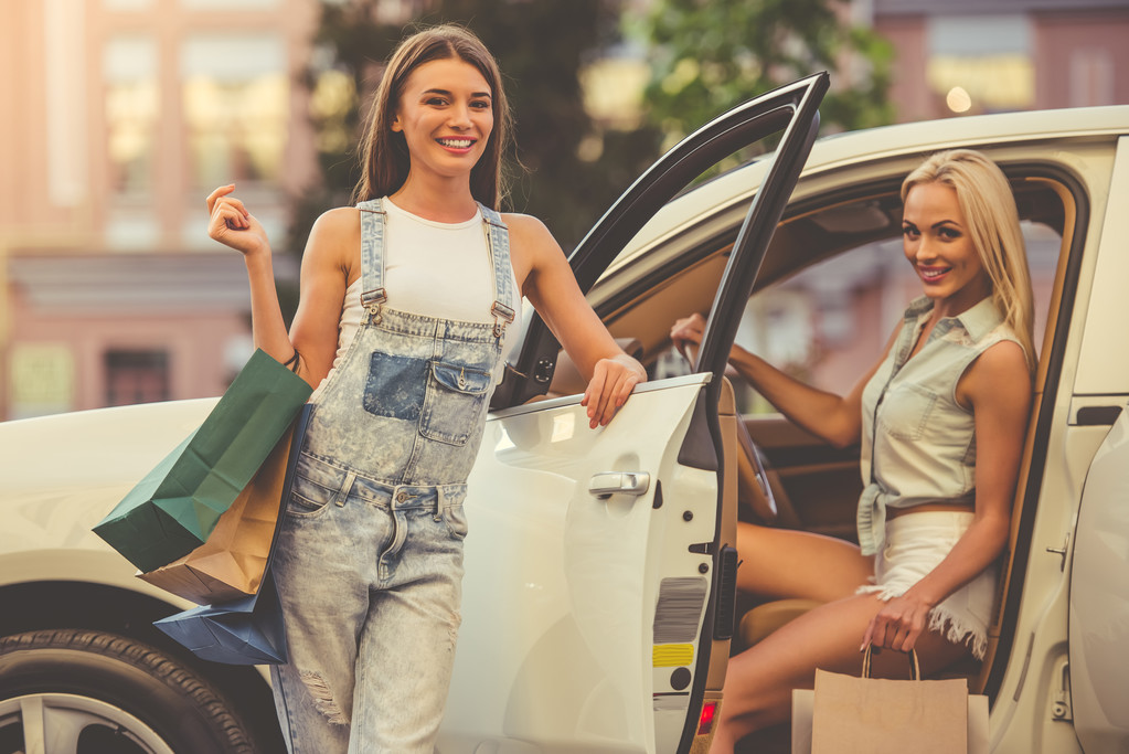 Les filles faisant du shopping avec la voiture
 - Photo, image