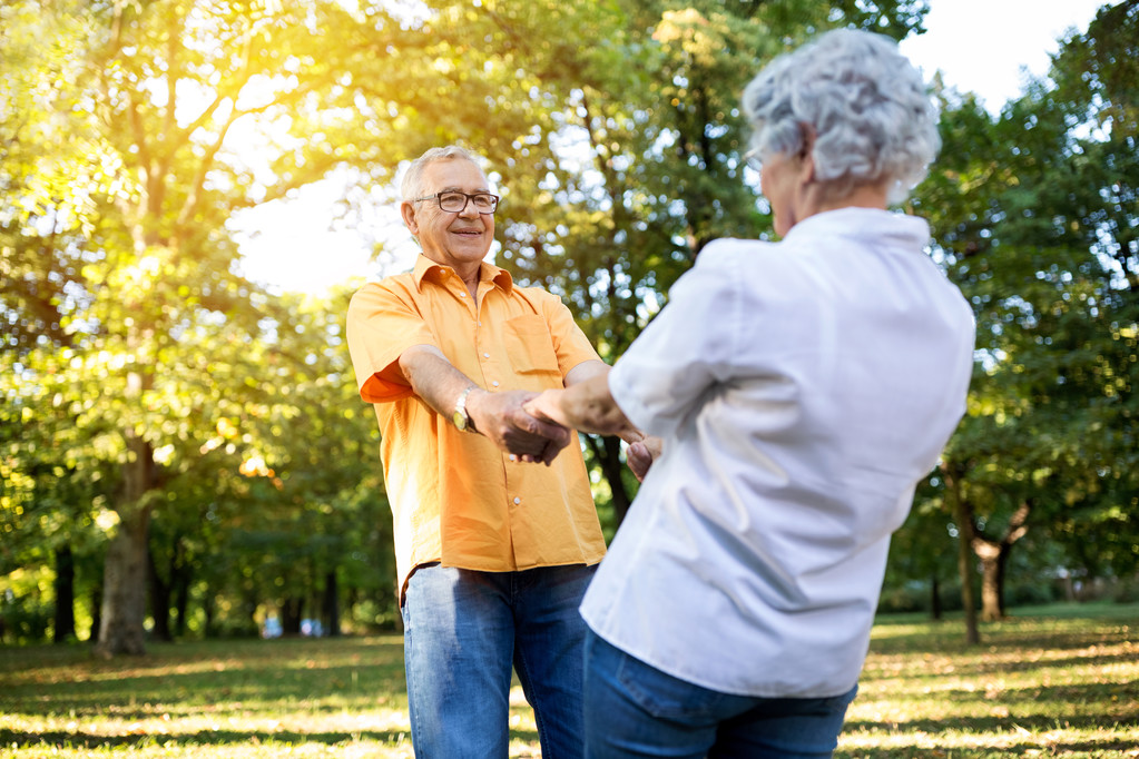 Senior paar met plezier en dans in het park - Foto, afbeelding