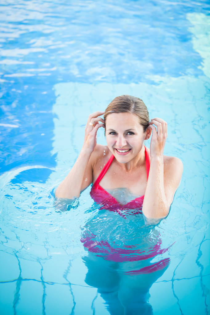 Egy fiatal nő pihentető a medence portréja - Fotó, kép