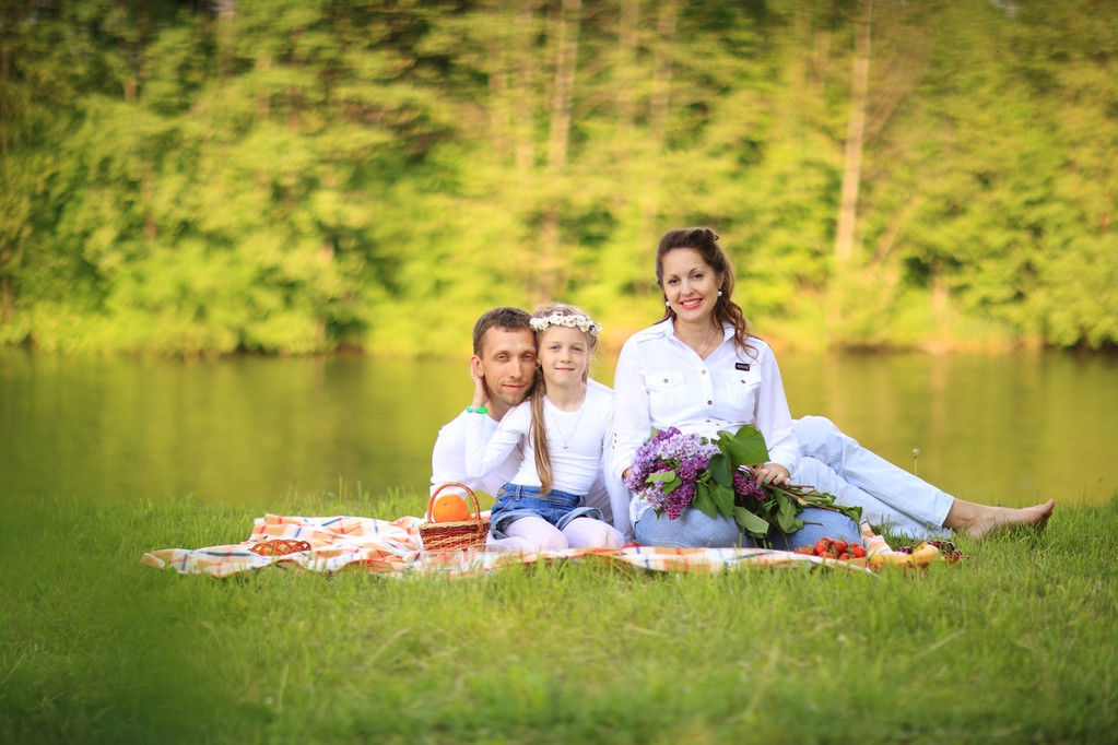 щасливий батько дочки і вагітна мама на пікніку
. - Фото, зображення