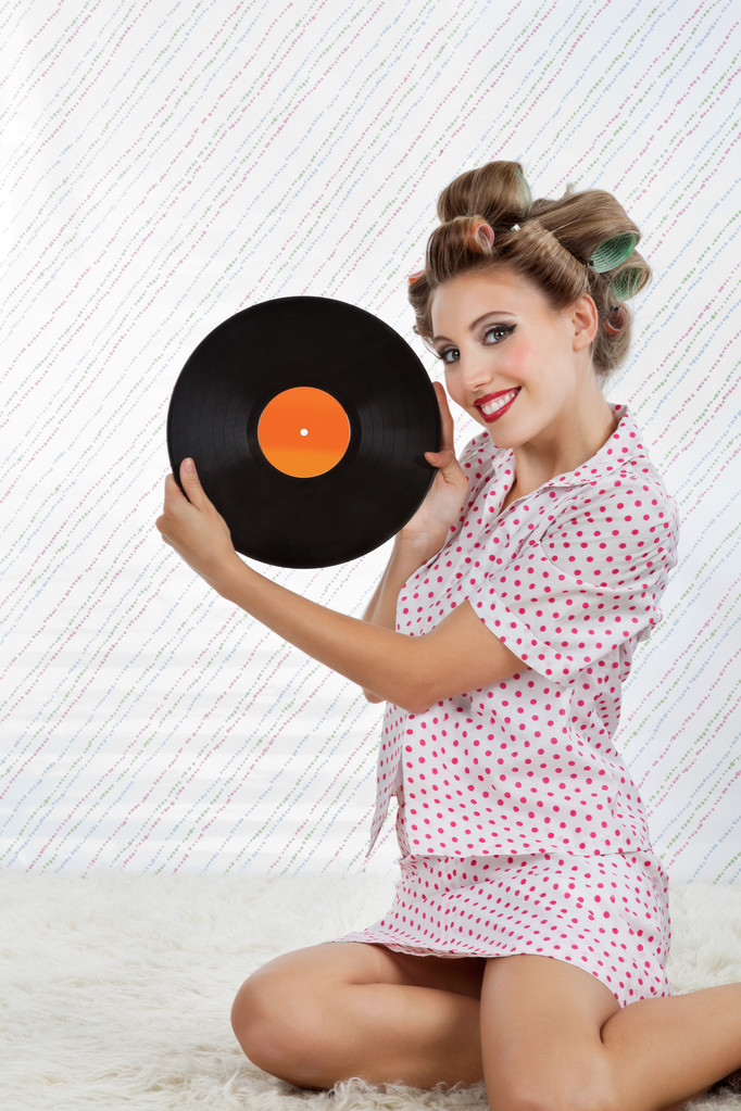 Hermosa mujer sosteniendo disco de vinilo
 - Foto, Imagen