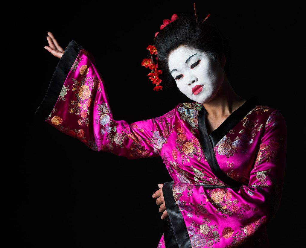 Portret van geisha waarop iets geïsoleerd op zwart - Foto, afbeelding