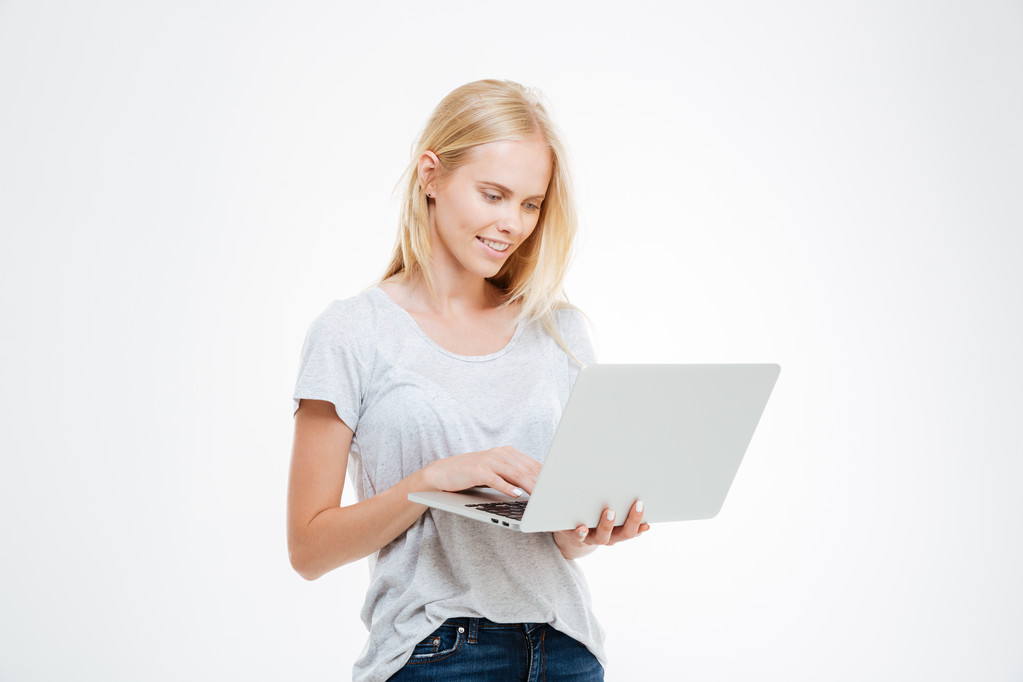 Portret van een gelukkige vrouw met laptopcomputer - Foto, afbeelding