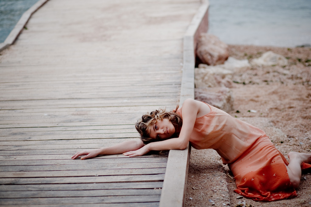 Surullinen tyttö rannalla
 - Valokuva, kuva