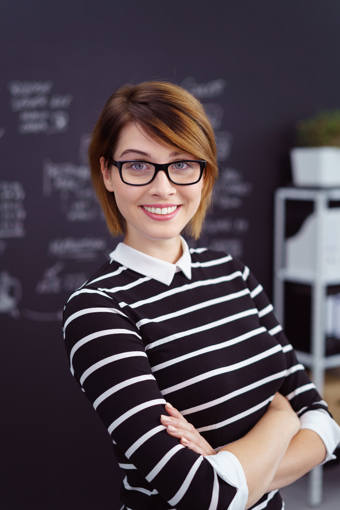 Vrouwelijke analist dragen van bril en gestreepte trui - Foto, afbeelding