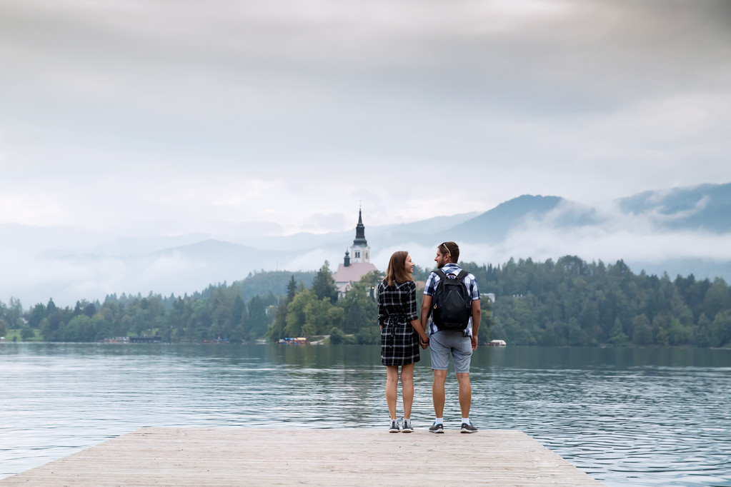 スロベニアのブレッド湖の愛に観光客の若いカップル.  - 写真・画像