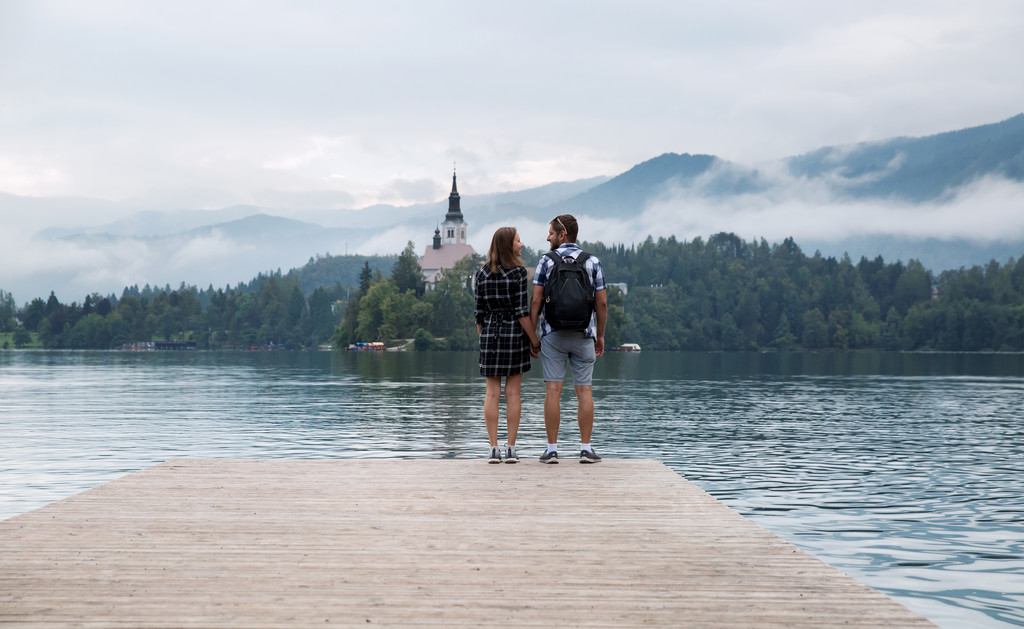 Fiatal pár, a turisták, a szerelem a tó Bled, Szlovénia.  - Fotó, kép