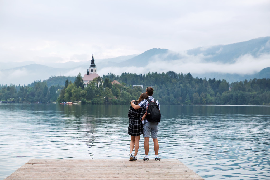 Молода пара туристів у любові на озеро Блед, Словенія.  - Фото, зображення