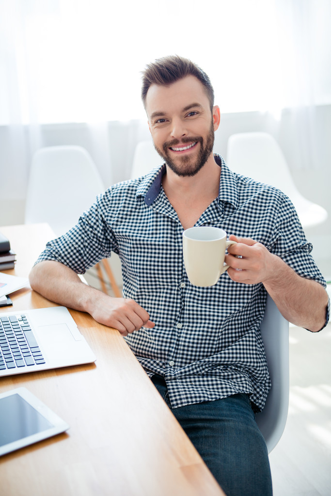 bem sucedido jovem empresário tendo pausa e beber café em w
 - Foto, Imagem