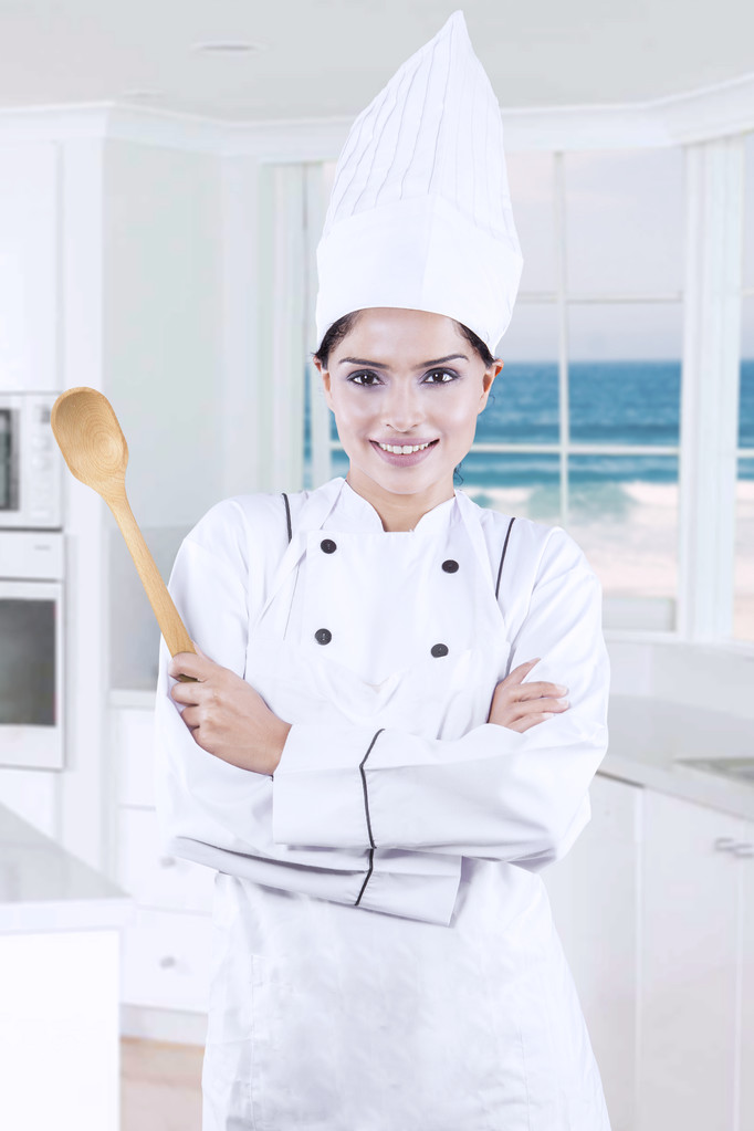 Jovem chef segura colher na cozinha
 - Foto, Imagem