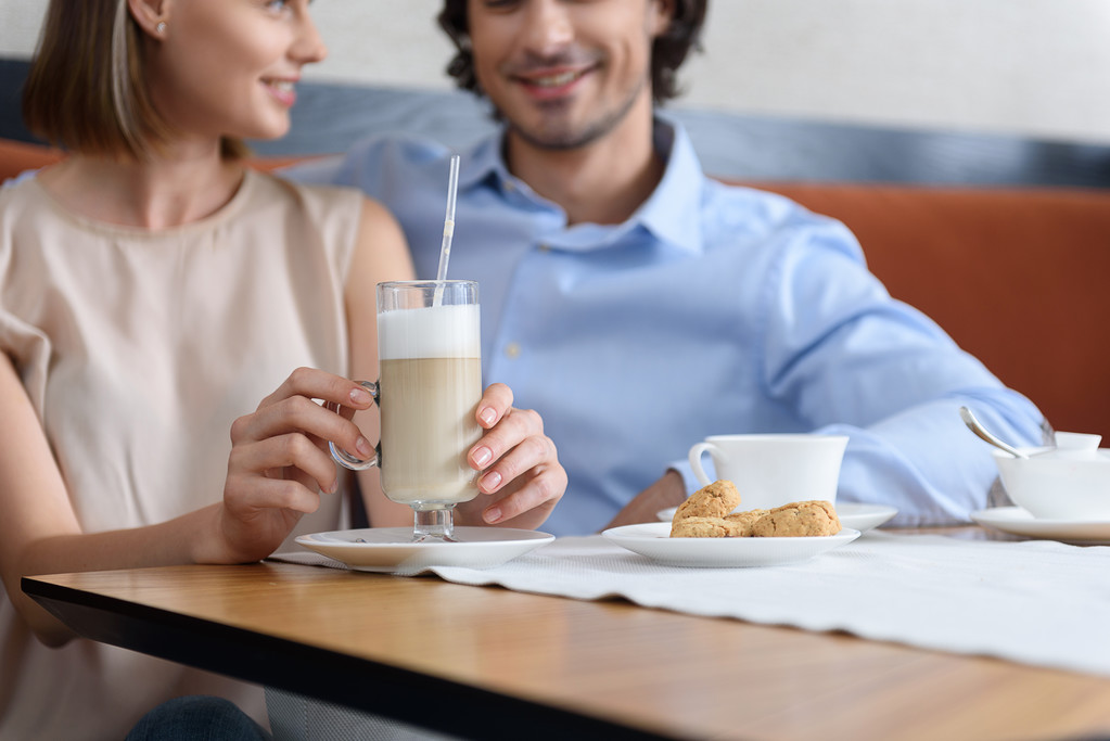 Man en vrouw die na de lunch in café - Foto, afbeelding