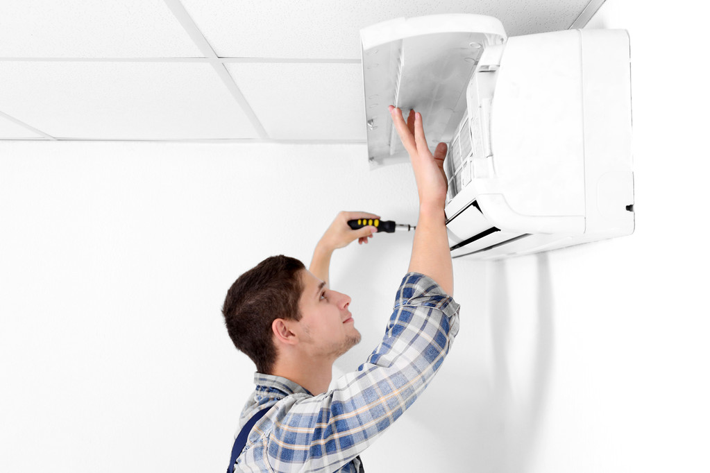 Techniker repariert Klimaanlage an der Wand - Foto, Bild