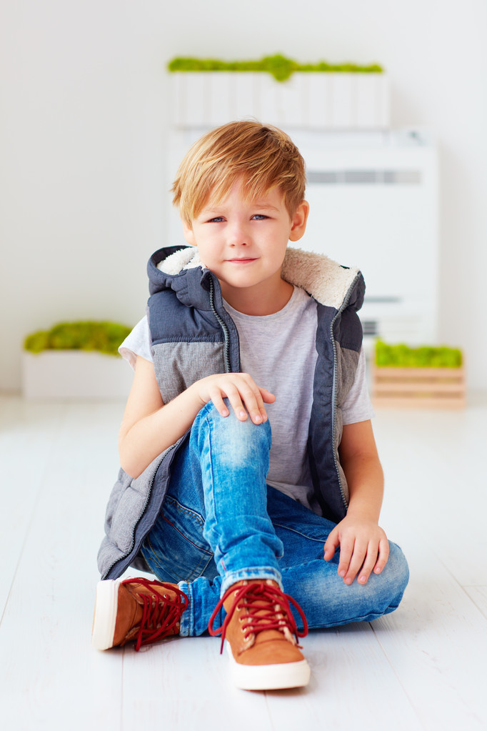 portret ładny modne dziecko, chłopiec siedzi na podłodze - Zdjęcie, obraz
