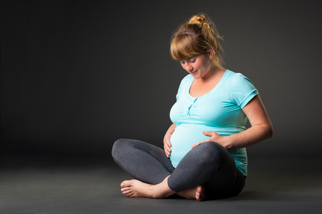 Fechar a sessão de uma mulher grávida
 - Foto, Imagem