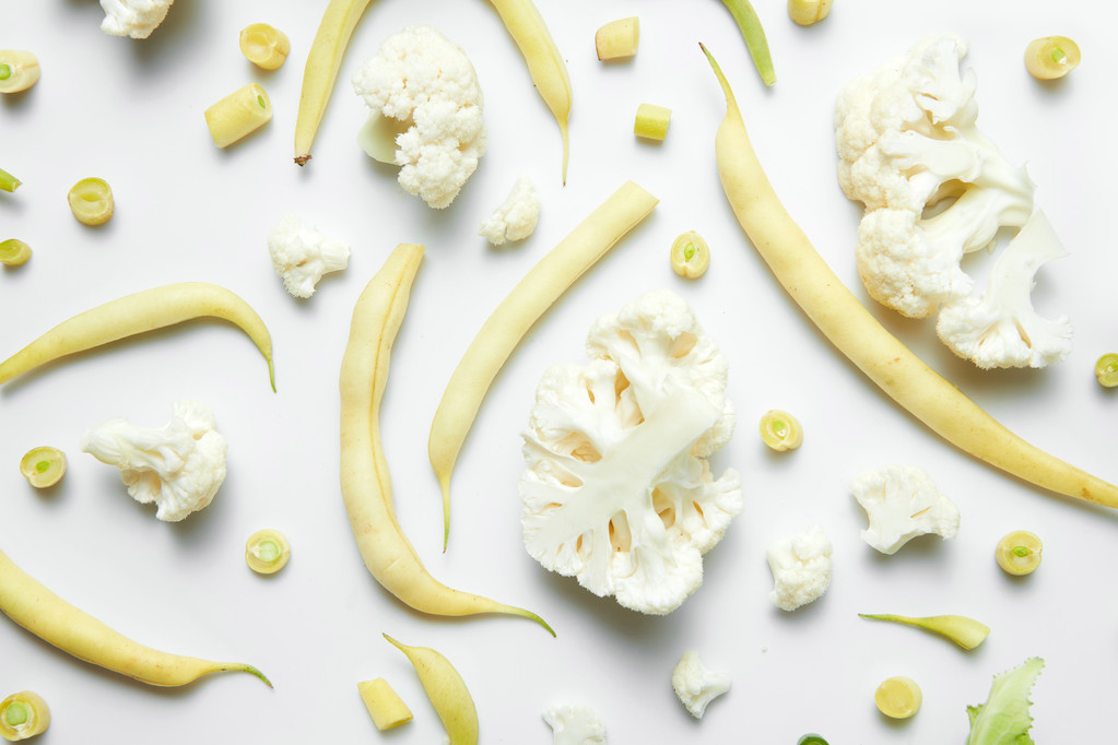 couve-flor e feijão sobre fundo branco
 - Foto, Imagem