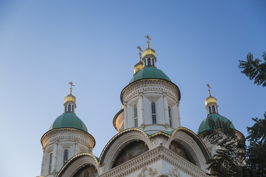 Kremlin van Astrachan kerk met blauwe hemel in Rusland - Foto, afbeelding