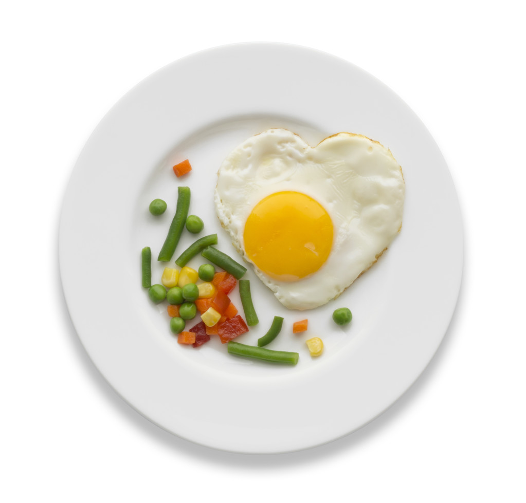 Sázené vejce ve tvaru srdce a některých druhů zeleniny na bílé - Fotografie, Obrázek
