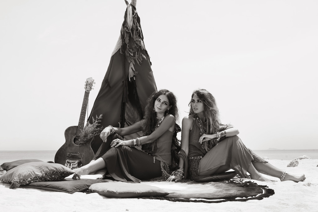 Dwie dziewczyny piękne cygańskie z gitara, siedząc na poduszkach w tepe - Zdjęcie, obraz