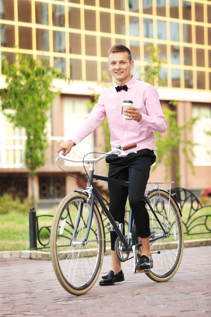 junger Mann im rosa Hemd  - Foto, Bild