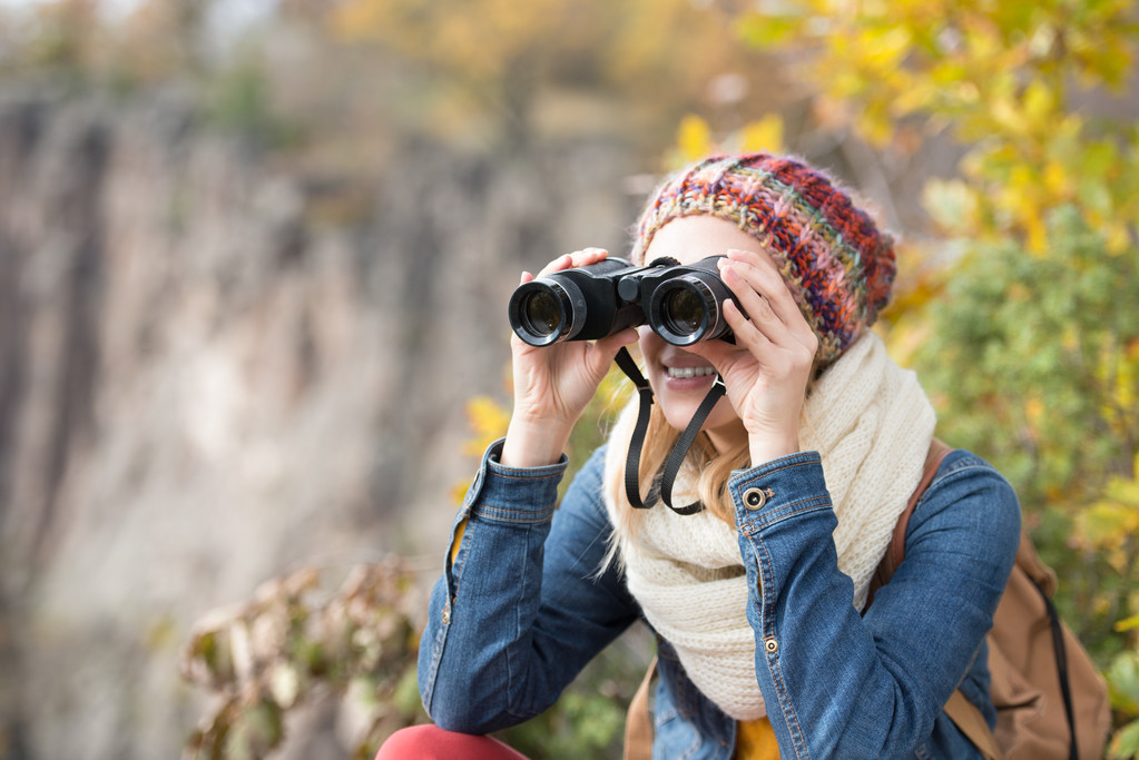 双眼鏡、カラフルな日当たりの良い秋を探している美しい女性 - 写真・画像