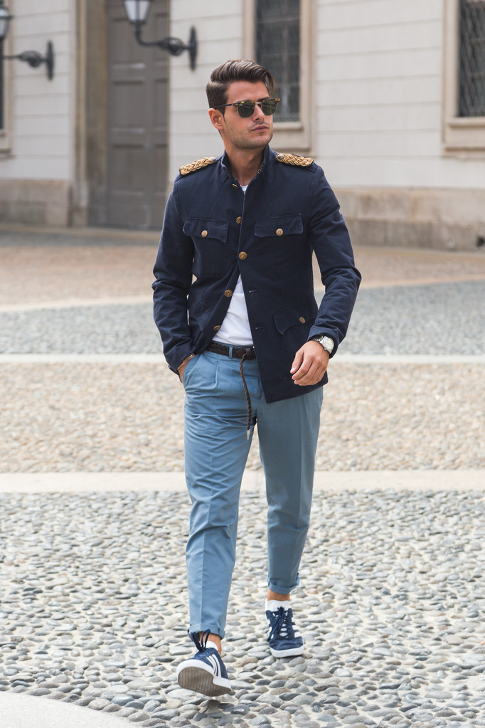 Divatos férfi jelentő milánói Fashion Week alatt - Fotó, kép