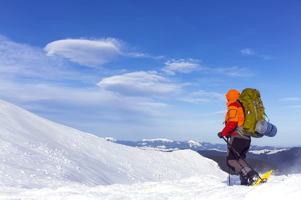 Zimní turistika. Zimní turistika v horách na sněžnicích s batohem a stan. - Fotografie, Obrázek