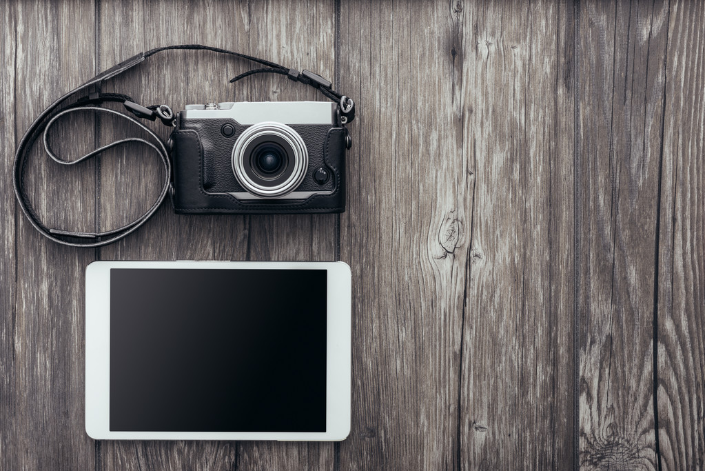 professionelle Kamera und Tablet - Foto, Bild