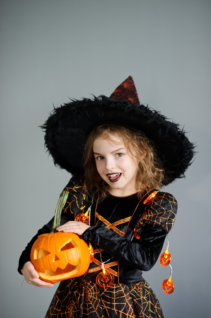 Meisje van 8-9 jaar in een pak voor Halloween. - Foto, afbeelding