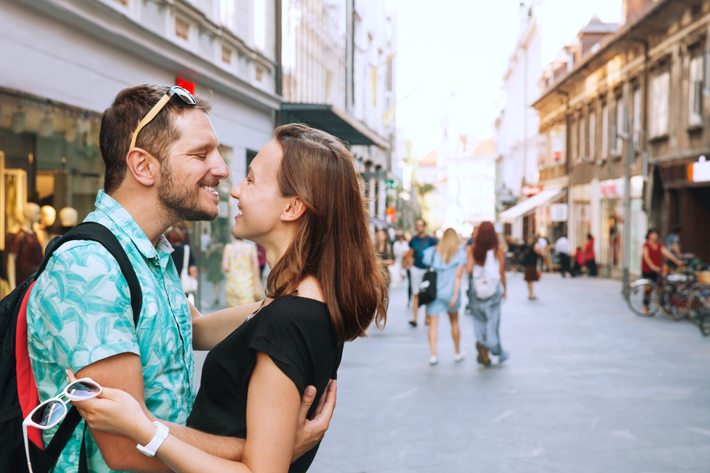Пара закоханих у старому центрі міста Любляна, Словенія.  - Фото, зображення
