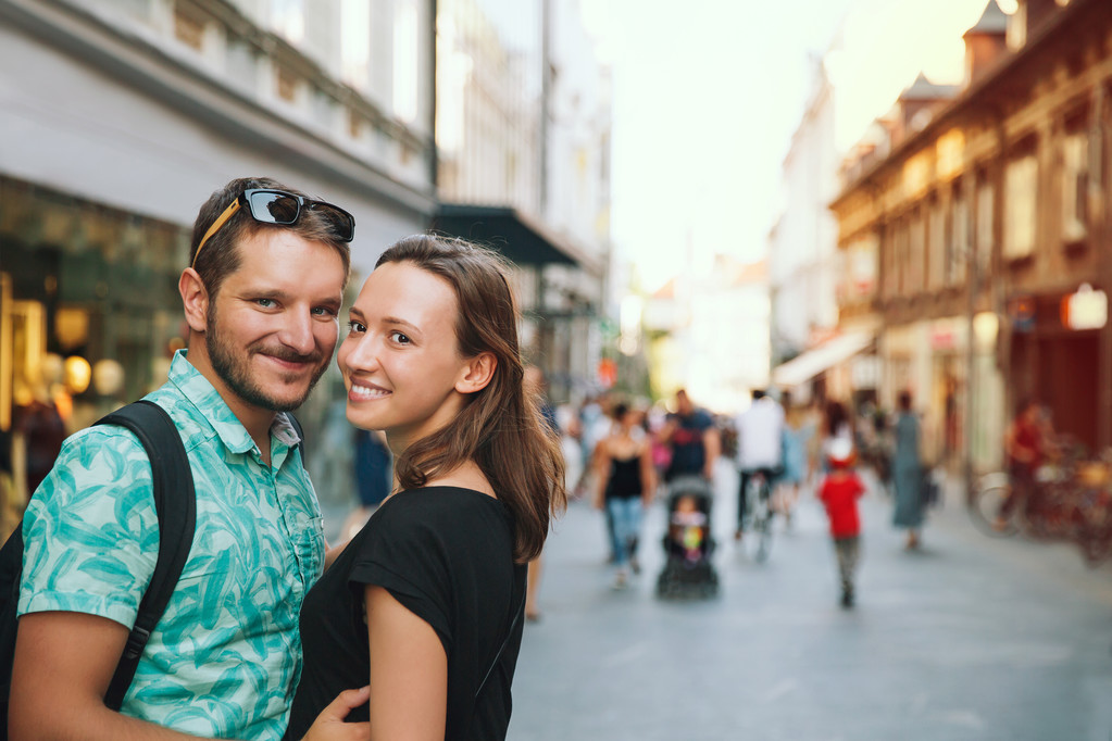 Para kochanków w centrum starego miasta w Lublanie, Słowenia.  - Zdjęcie, obraz